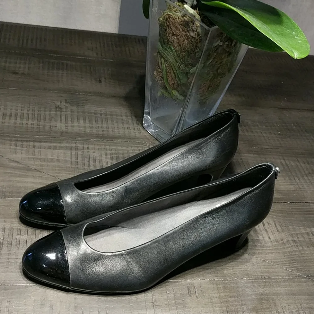 Stuart Weitzman leather w/ patent leather heels - Picture 2 of 9